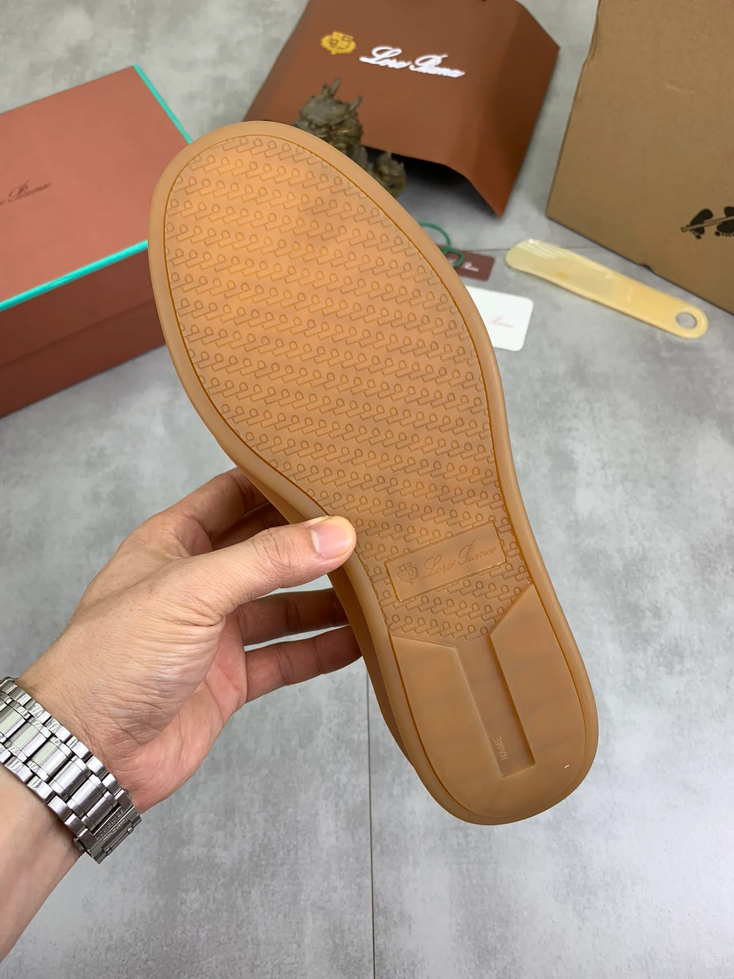 Men's Men's Shoes 💰P540 New 💰High Quality Loro Piana 💯Top Authentic Grade💯Buy the original 1:1 copy💯 Founded the existing Loro Piana company on April 24, 1924. It is now the sixth generation of family business, providing top quality products to customers who are discerning in taste and quality. Imported original fabrics, made of plain calfskin lining. Hand-sewn threads with cowhide feet. Original packaging. Size: 38-45. 7⃣️ colors available.